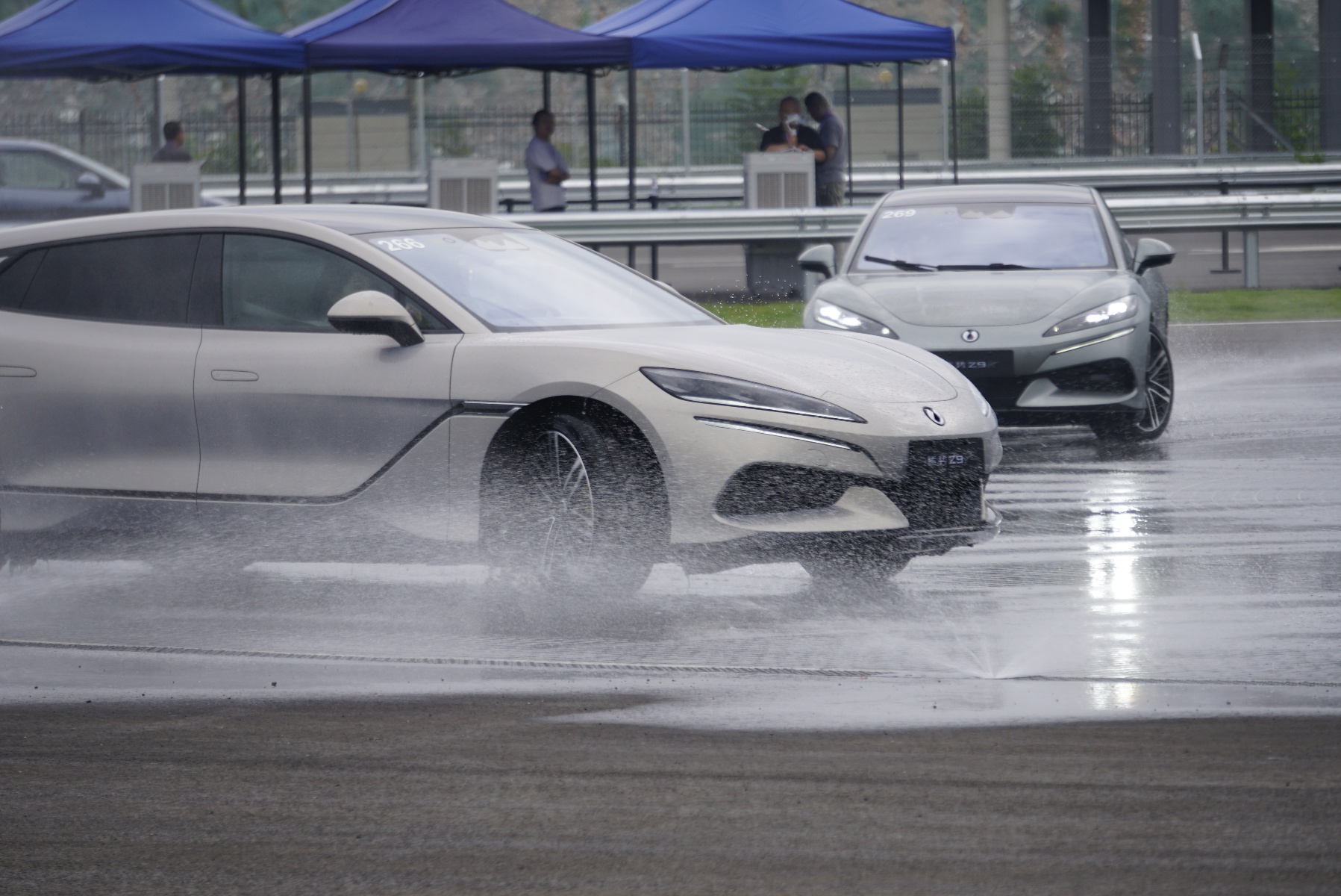 初级入门的, 李云飞称, 赛车场的主 初级入门的, 李云飞称, 赛车场的主